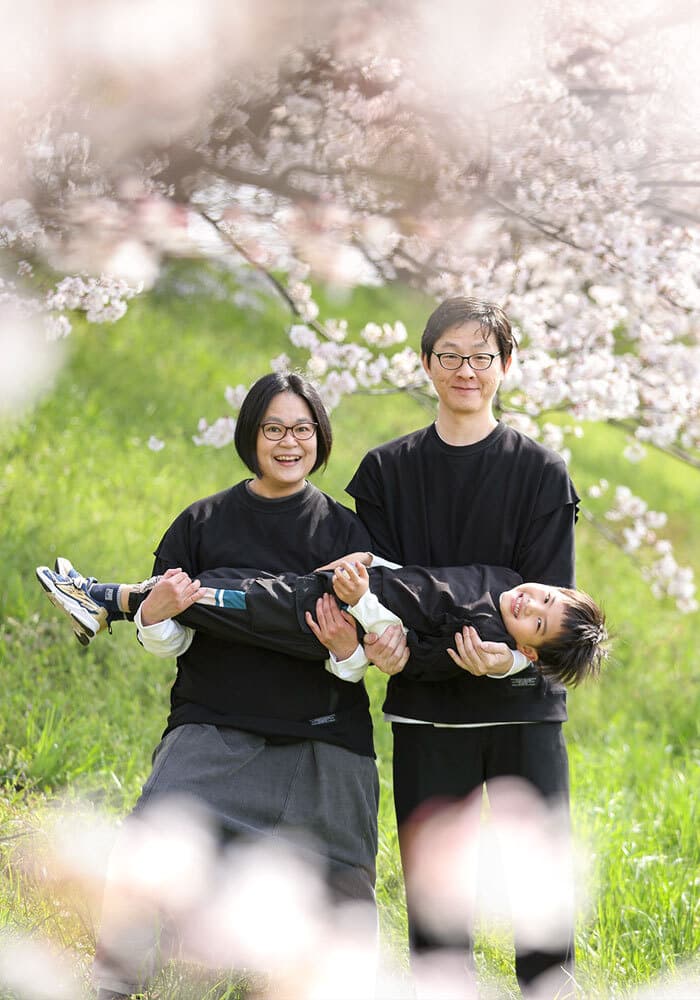 桜で家族写真のロケーション撮影